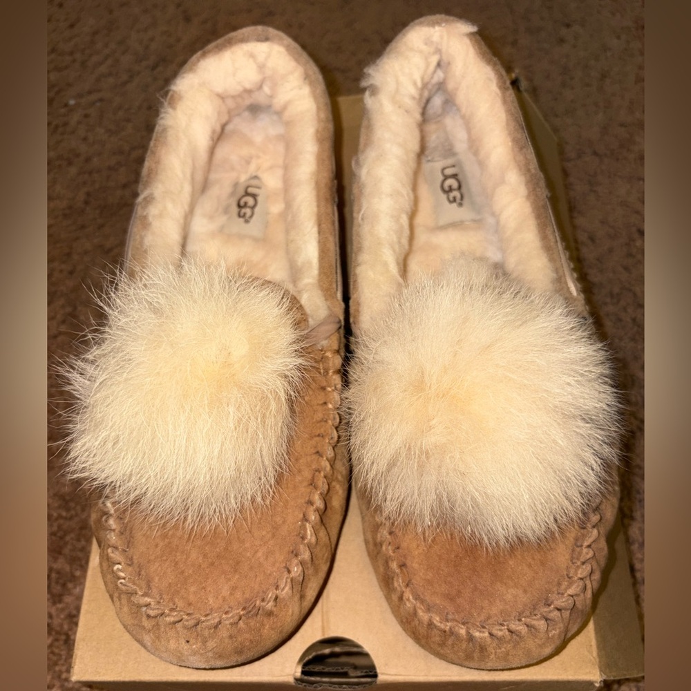 UGG Dakota Pom Pom Moccasin Slippers Sz 9